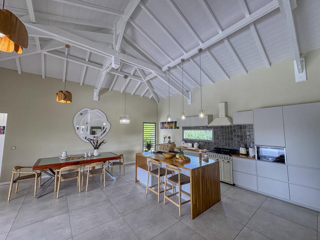 22.Location villa piscine Gosier Guadeloupe_Salon Cuisine